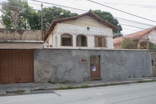 instalação de placa de casa à venda com 5 quartos, 360m² em Santa Efigênia, Belo Horizonte
