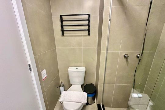 Banheiro  de apartamento para alugar com 1 quarto, 24m² em Auxiliadora, Porto Alegre