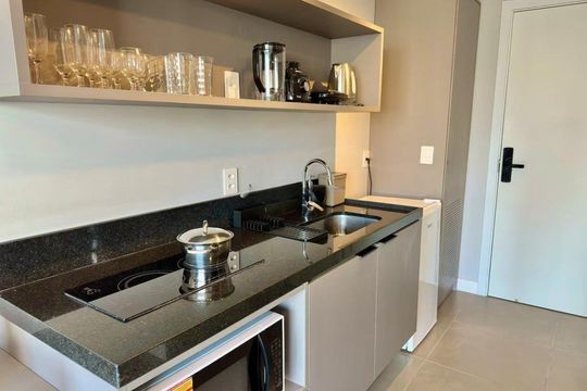 Cozinha de apartamento para alugar com 1 quarto, 24m² em Auxiliadora, Porto Alegre