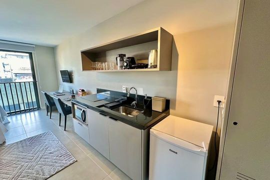 Cozinha de apartamento para alugar com 1 quarto, 24m² em Auxiliadora, Porto Alegre