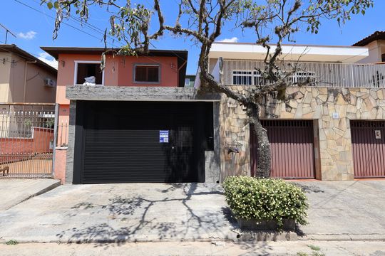 Fachada de casa à venda com 3 quartos, 134m² em Jardim Monte Kemel, São Paulo