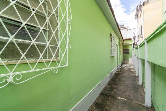 Acesso lateral de casa à venda com 3 quartos, 240m² em Brás de Pina, Rio de Janeiro
