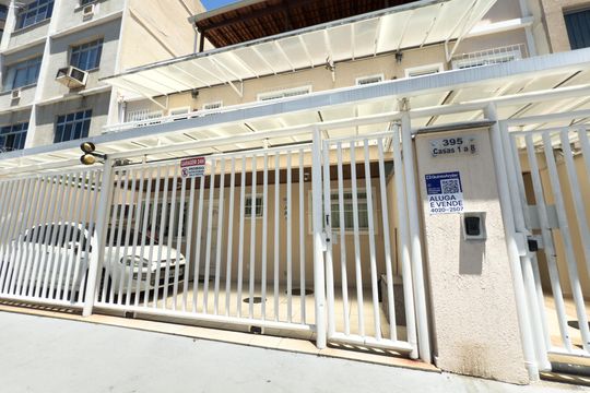Fachada de casa à venda com 3 quartos, 176m² em Vila da Penha, Rio de Janeiro
