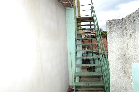 Escada de casa para alugar com 2 quartos, 40m² em Providência, Belo Horizonte