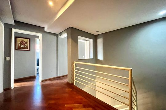 Corredor de casa à venda com 5 quartos, 300m² em Parque Jabaquara, São Paulo