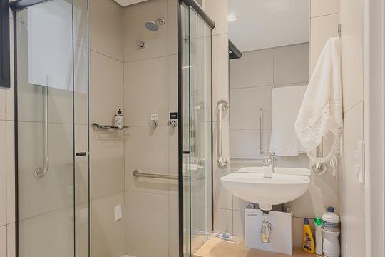 Banheiro de kitnet/studio à venda com 1 quarto, 23m² em Pinheiros, São Paulo