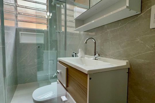 Banheiro de apartamento para alugar com 2 quartos, 75m² em Pinheiros, São Paulo