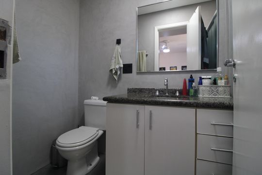 Banheiro da suíte de casa de condomínio à venda com 3 quartos, 170m² em Vila Sofia, São Paulo