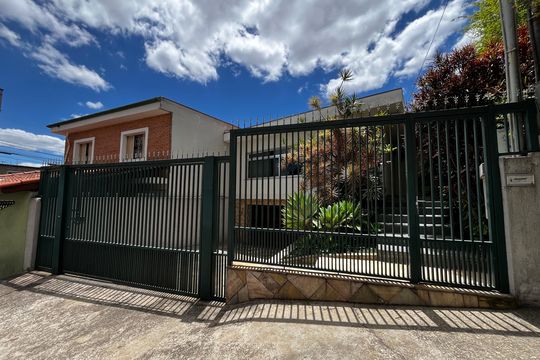 Fachada de casa à venda com 3 quartos, 225m² em Vila Ester (zona Norte), São Paulo