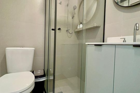 Banheiro de kitnet/studio para alugar com 1 quarto, 26m² em Pinheiros, São Paulo
