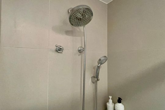 Banheiro de kitnet/studio para alugar com 1 quarto, 26m² em Pinheiros, São Paulo