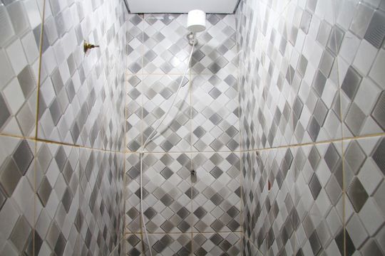 Banheiro Social de kitnet/studio para alugar com 1 quarto, 25m² em Jardim Adriana, Guarulhos