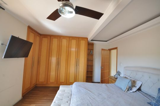 Quarto Suíte 1 de casa à venda com 5 quartos, 250m² em Vila Mazzei, São Paulo