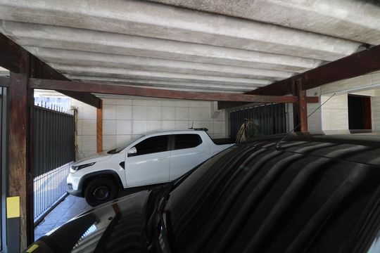 Garagem de casa para alugar com 4 quartos, 250m² em Jardim Santa Teresinha, São Paulo