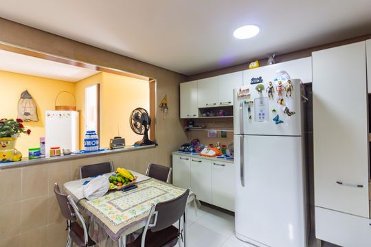 Cozinha 3 de casa à venda com 6 quartos, 250m² em Padroeira, Osasco