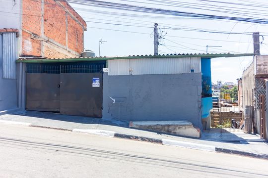 Fachada de casa à venda com 6 quartos, 250m² em Padroeira, Osasco