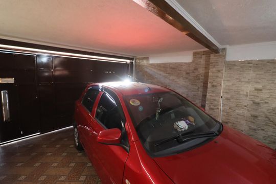 Garagem de casa à venda com 3 quartos, 150m² em Umuarama, Osasco