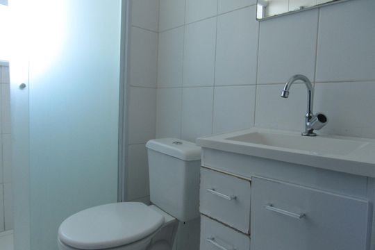 Banheiro de apartamento à venda com 2 quartos, 48m² em Presidente Altino, Osasco