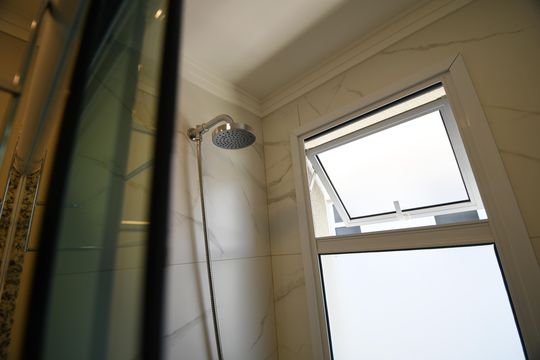 Banheiro 3 - Suíte de casa de condomínio à venda com 3 quartos, 167m² em Parque Xangrilá, Campinas