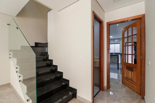 Escada de casa à venda com 3 quartos, 144m² em Parque Maria Domitila, São Paulo