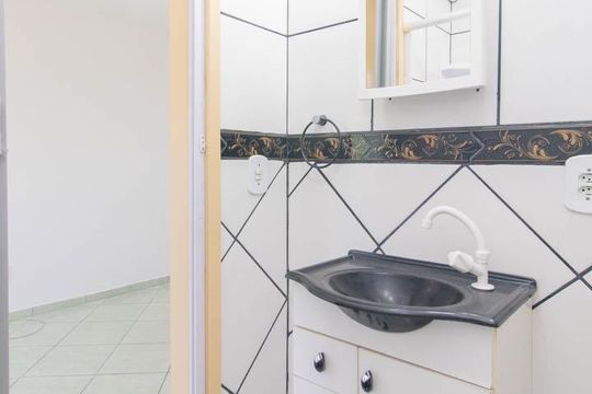 Banheiro de apartamento à venda com 1 quarto, 25m² em Menino Deus, Porto Alegre