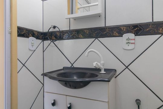 Banheiro de apartamento à venda com 1 quarto, 25m² em Menino Deus, Porto Alegre