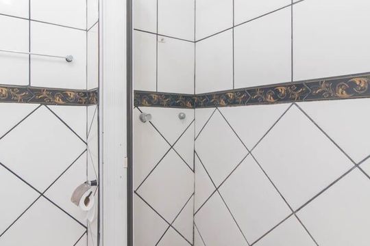 Banheiro de apartamento à venda com 1 quarto, 25m² em Menino Deus, Porto Alegre