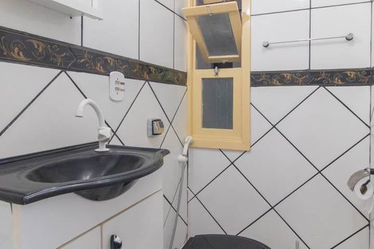 Banheiro de apartamento à venda com 1 quarto, 25m² em Menino Deus, Porto Alegre