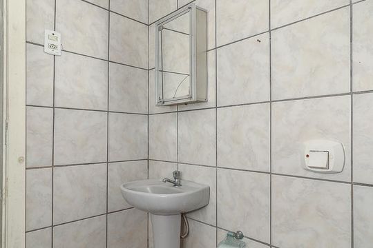 Banheiro de apartamento à venda com 1 quarto, 52m² em São João, Porto Alegre