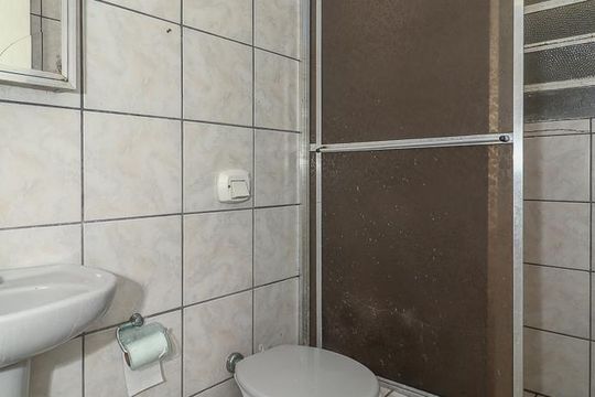 Banheiro de apartamento à venda com 1 quarto, 52m² em São João, Porto Alegre