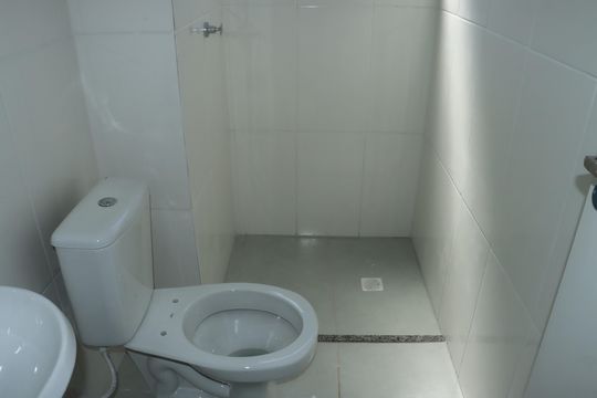 Banheiro de apartamento para alugar com 2 quartos, 49m² em Jardim Pioneira, Cotia