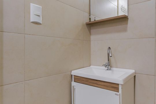 Banheiro de apartamento à venda com 1 quarto, 43m² em São Sebastião, Porto Alegre