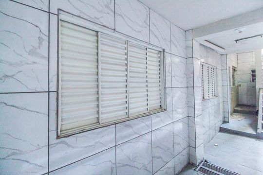 Entrada de casa para alugar com 2 quartos, 75m² em Vila Janete, Carapicuíba