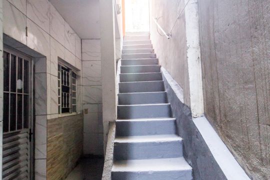 Entrada de casa para alugar com 2 quartos, 75m² em Vila Janete, Carapicuíba