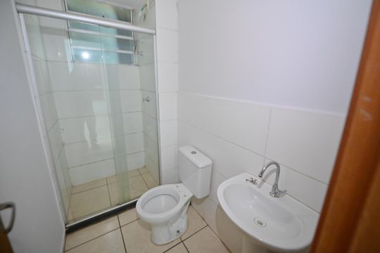 Banheiro de apartamento para alugar com 2 quartos, 47m² em Residencial Aquários, Goiânia