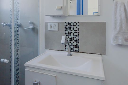 Banheiro de kitnet/studio para alugar com 1 quarto, 16m² em Vila Mariana, São Paulo
