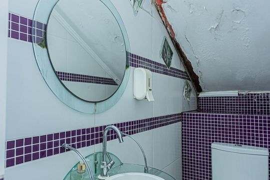 Lavabo da Garagem de casa à venda com 3 quartos, 196m² em Parque Sao Domingos, São Paulo