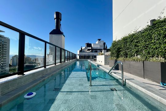 Área comum - Piscina de apartamento para alugar com 1 quarto, 74m² em Centro, Florianópolis