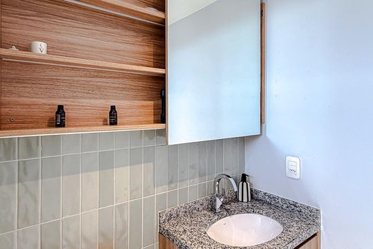 Banheiro social de kitnet/studio para alugar com 1 quarto, 28m² em Liberdade, São Paulo