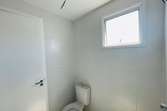Banheiro de apartamento à venda com 2 quartos, 56m² em Vila Galvão, Guarulhos