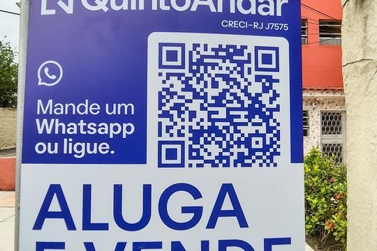 Frente do prédio e Plaquinha  de apartamento à venda com 1 quarto, 32m² em Irajá, Rio de Janeiro
