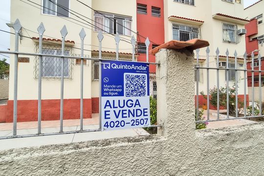 Frente do prédio e Plaquinha  de apartamento à venda com 1 quarto, 32m² em Irajá, Rio de Janeiro
