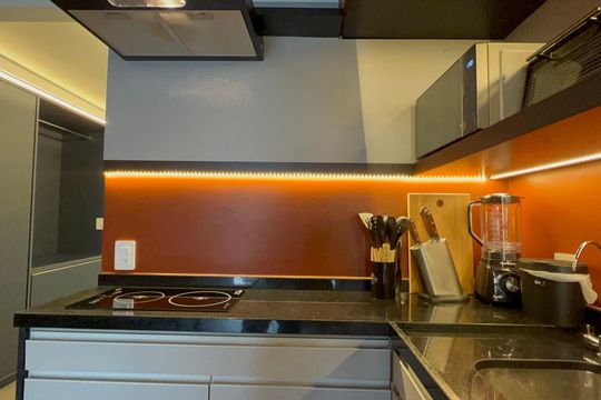 Cozinha de apartamento para alugar com 1 quarto, 50m² em Pinheiros, São Paulo