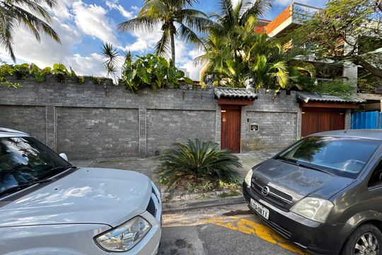Fachada  de casa à venda com 5 quartos, 850m² em Recreio dos Bandeirantes, Rio de Janeiro