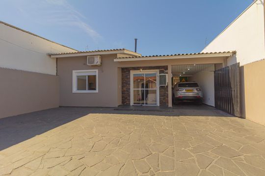 Fachada de casa à venda com 3 quartos, 210m² em Harmonia, Canoas