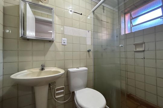 Banheiro de apartamento à venda com 1 quarto, 45m² em Centro, São Leopoldo