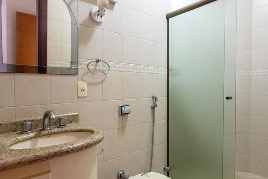 Banheiro da Suite 1 de casa de condomínio para alugar com 5 quartos, 710m² em Residencial Barão do Café, Campinas