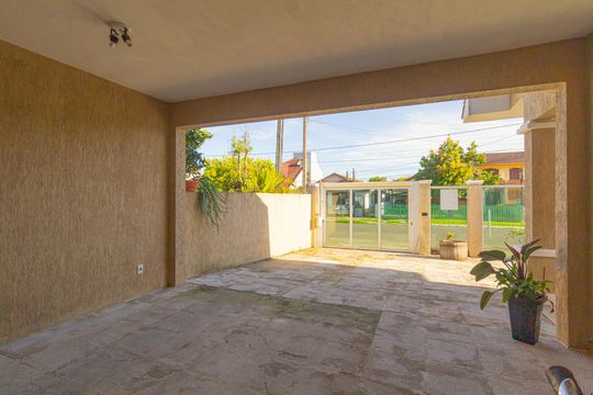 Garagem de casa à venda com 3 quartos, 170m² em Niterói, Canoas
