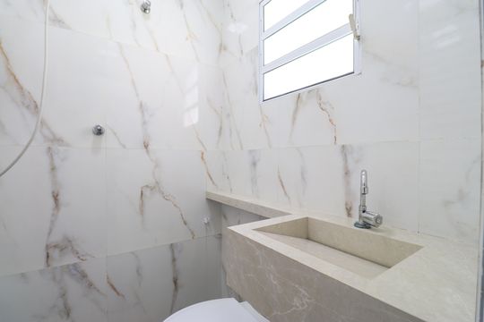 Banheiro de kitnet/studio para alugar com 1 quarto, 35m² em Vila Romana, São Paulo