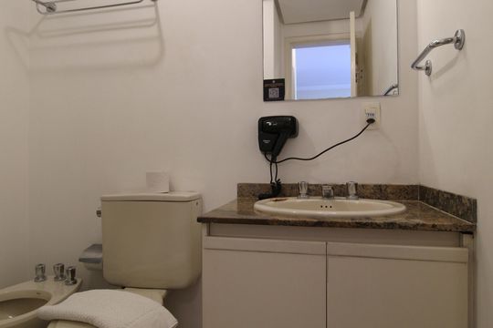 Banheiro de apartamento para alugar com 1 quarto, 42m² em Itaim Bibi, São Paulo